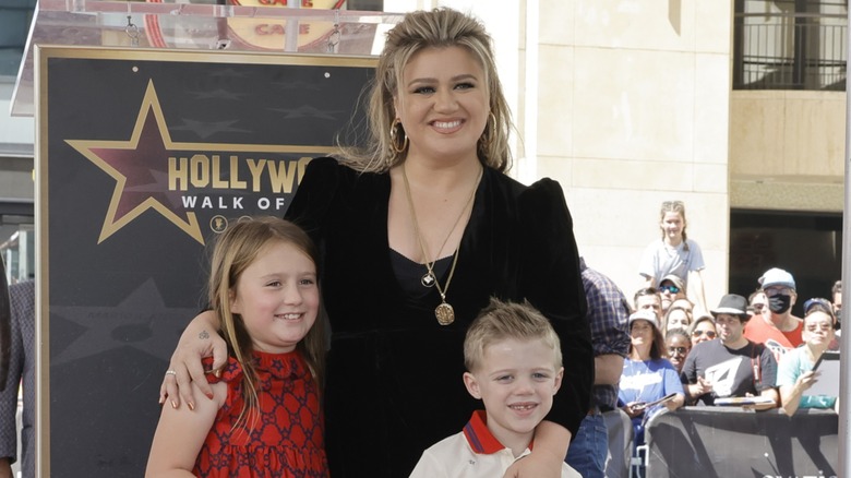 Kelly Clarkson posing with her children