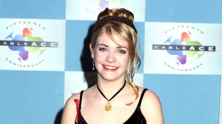 Melissa Joan Hart posing at an event
