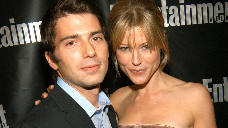 Julie Bowen arm around Scott Phillips