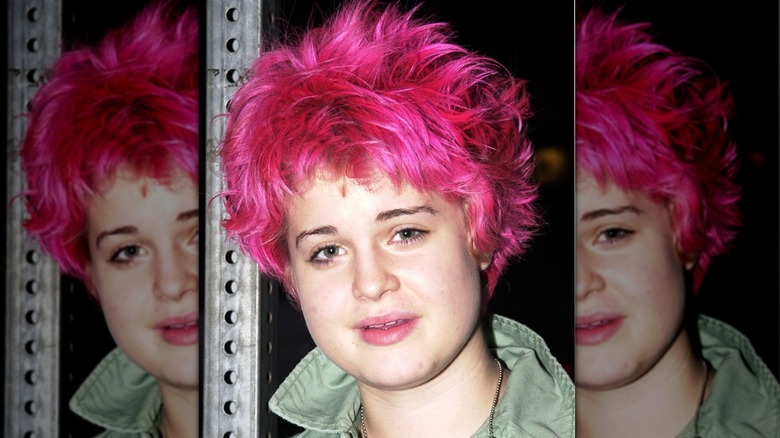 Close up of Kelly Osbourne with short bright pink hair