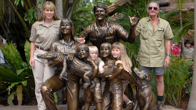 Terri, Robert, and Bindi Irwin posing with a statue