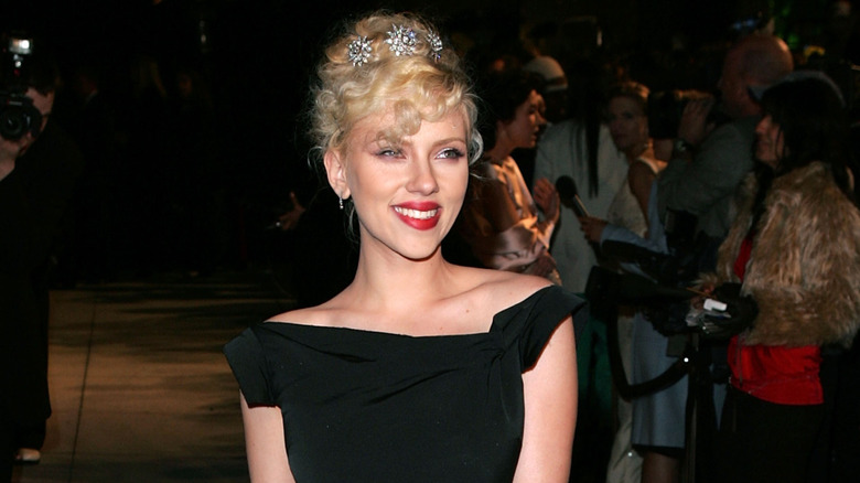 Scarlett Johansson wearing black gown at 2005 Vanity Fair Oscar party