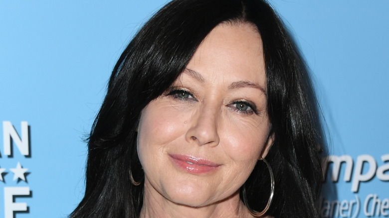 Shannen Doherty tilting head, smiling, 2019