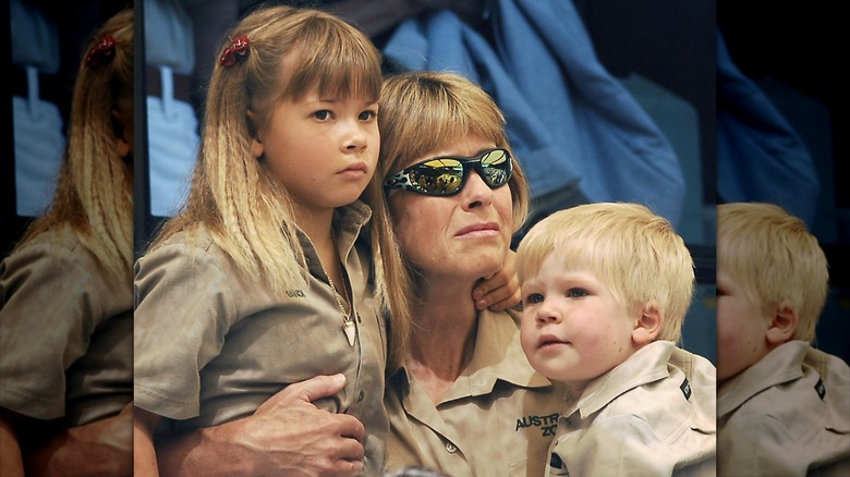 Terri Irwin holding her kids at Steve Irwin's funeral