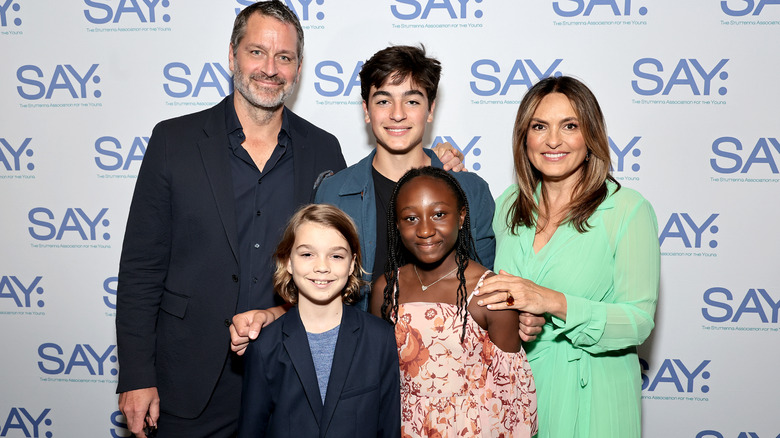 Mariska Hargitay posing for photos with Peter Hermann and their three children