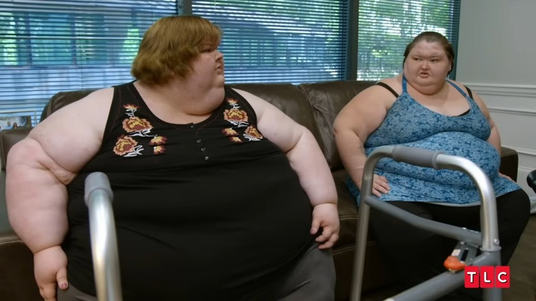 Amy and Tammy Slaton sitting and looking at each other