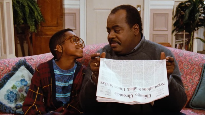 A father-son scene from Family Matters featuring Jaleel White and Reginald VelJohnson