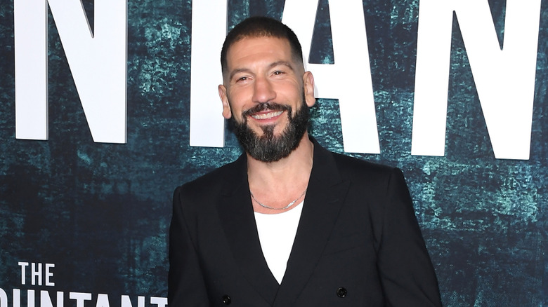 Jon Bernthal posing at the premiere of Accountant 2
