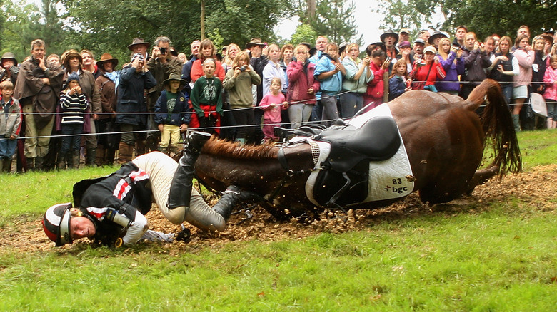 Zara Tindall falling off horse 
