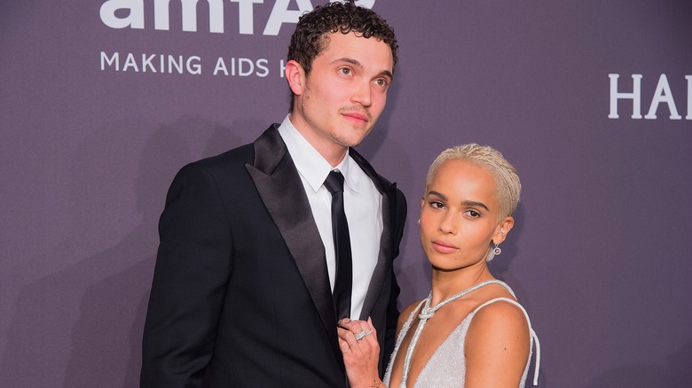 Karl Glusman and Zoë Kravitz posing at a 2017 amfAR event