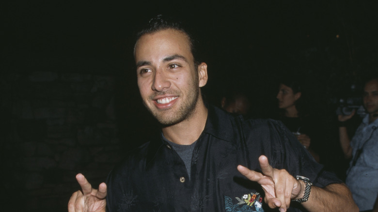 Young Howie D throwing up the peace sign