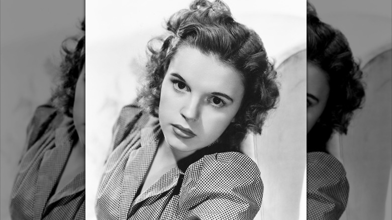 Black and white portrait of Judy Garland as a teenager