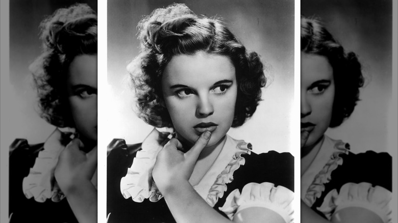 Black and white portrait of Judy Garland as a young teenager in the 1930s