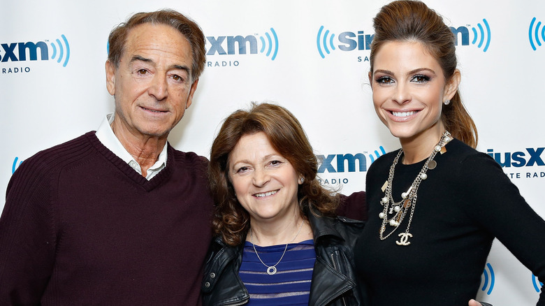 Maria Menounos poses with her parents Costas Menounos and Litsa Menounos at the SiriusXM Studios in New York City (2014)