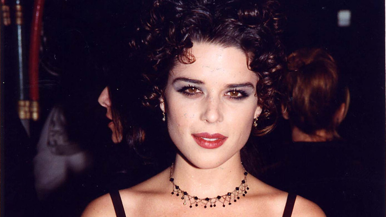 Neve Campbell with curly hair at the "Scream 2" premiere