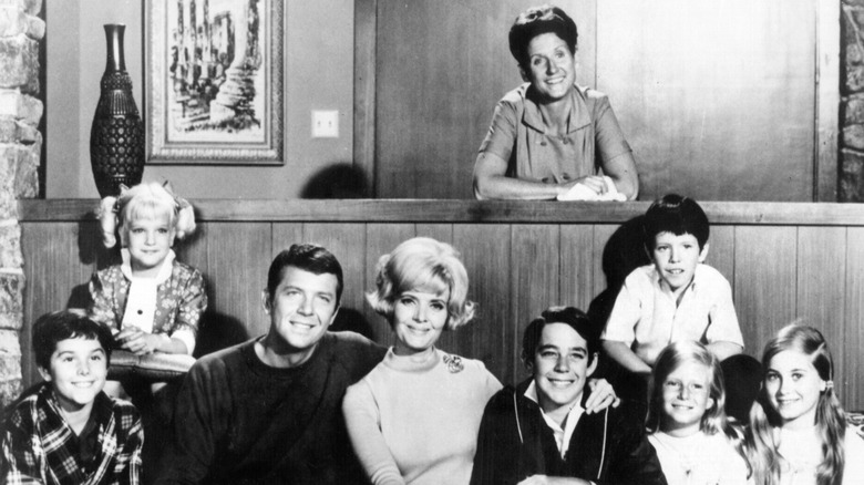 Christopher Knight, Susan Olsen, Robert Reed, Florence Henderson, Barry Williams, Eve Plumb, Mike Lookinland, Maureen McCormick, and Ann B. Davis in a promotional photo for The Brady Bunch