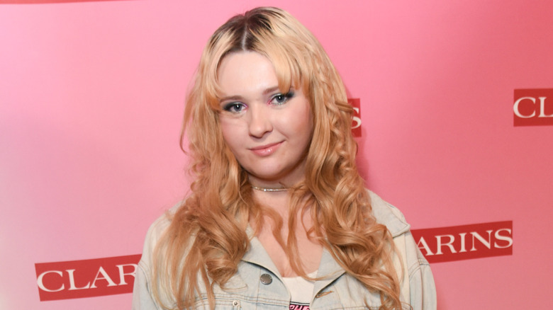 Closeup of Abigail Breslin posing on step-and-repeat