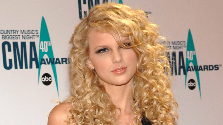 Taylor Swift posing