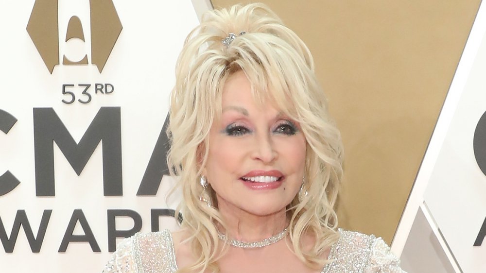 Dolly Parton at the CMAs in 2019