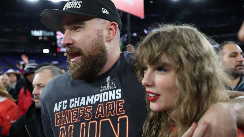 Travis Kelce arm around Taylor Swift