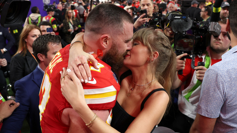 Travis Kelce and Taylor Swift kissing