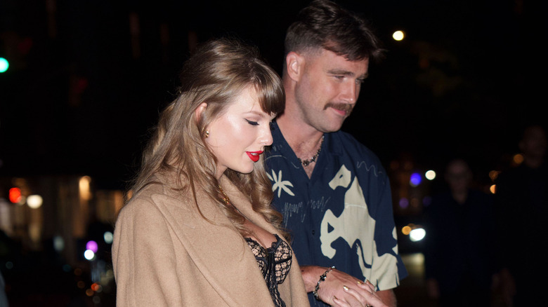 taylor swift and travis kelce walking in new york city