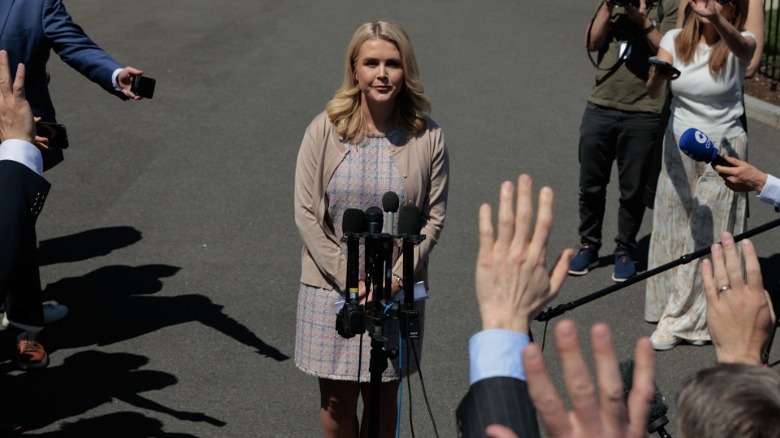 Karoline Leavitt talks to reporters outside the West Wing of the White House (2025)
