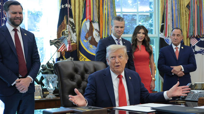 Donald Trump in the Oval Office with JD Vance, Pete Hegseth, Kristi Noem, and Gadyaces S. Serralta behind him