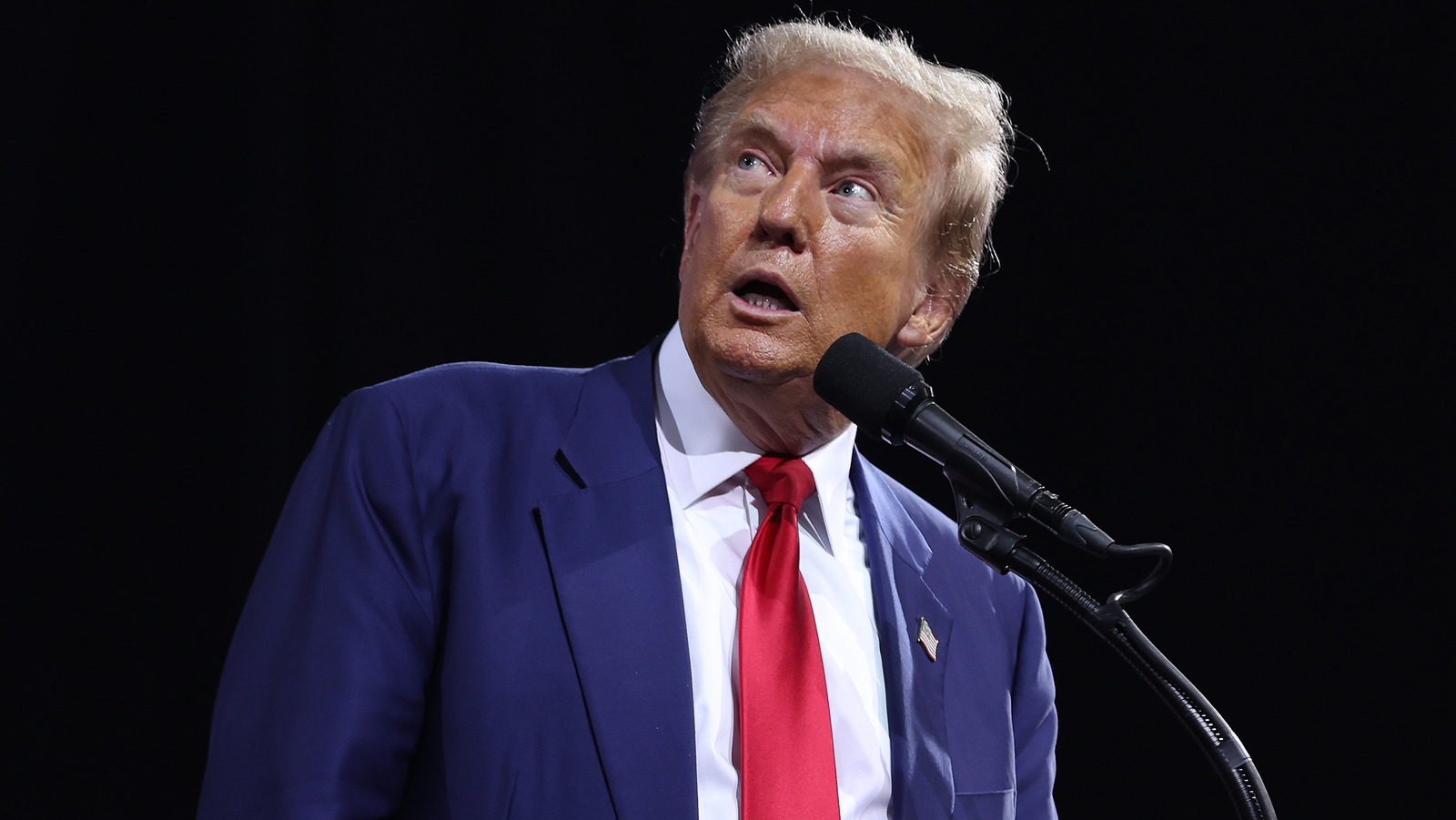トランプ氏、別の討論会から逃げる際に誤ってカマラ氏を褒める