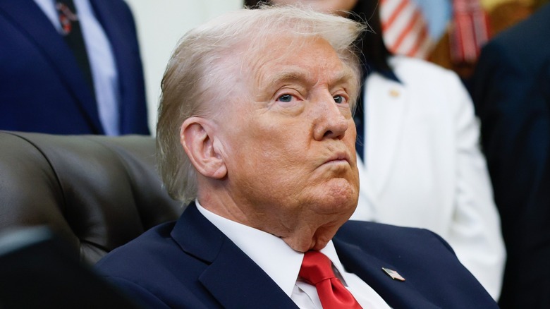 Donald Trump listens during an event in the Oval Office of the White House in Washington, DC (2025)