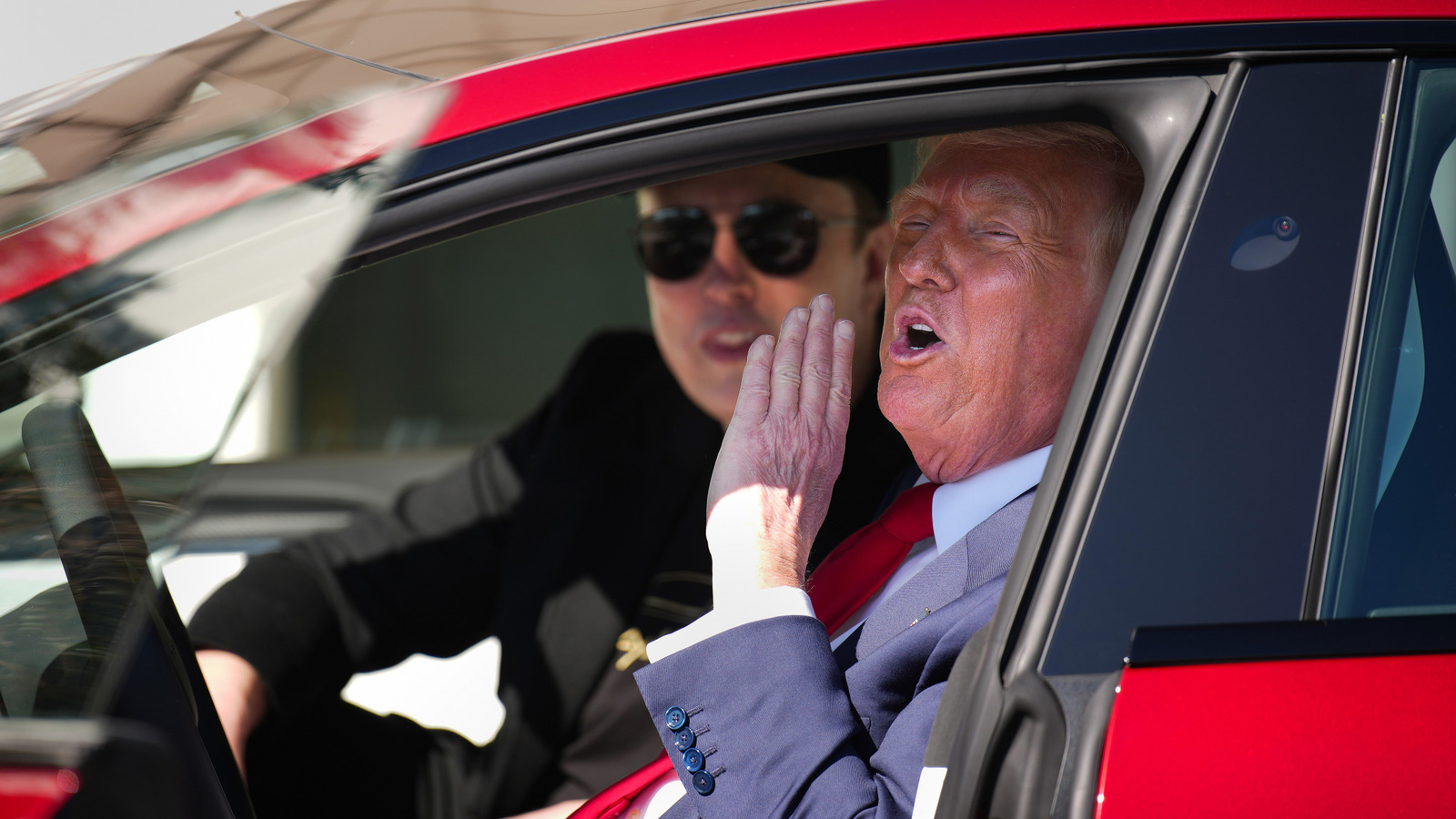 トランプの年齢は、テスラの写真op完全に裏目に出ている間にバイデンで彼のささいなスワイプとして完全に展示されています