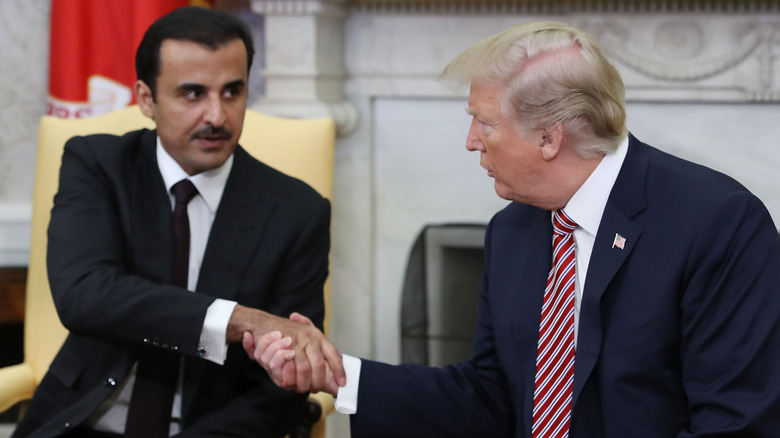 Donald Trump awkwardly shakes hands with Sheikh Tamim bin Hamad Al Thani