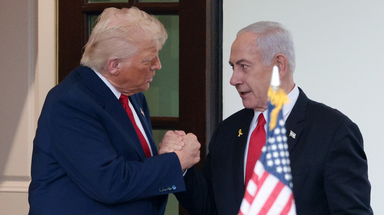 Donald Trump awkwardly shakes hands with Benjamin Netanyahu