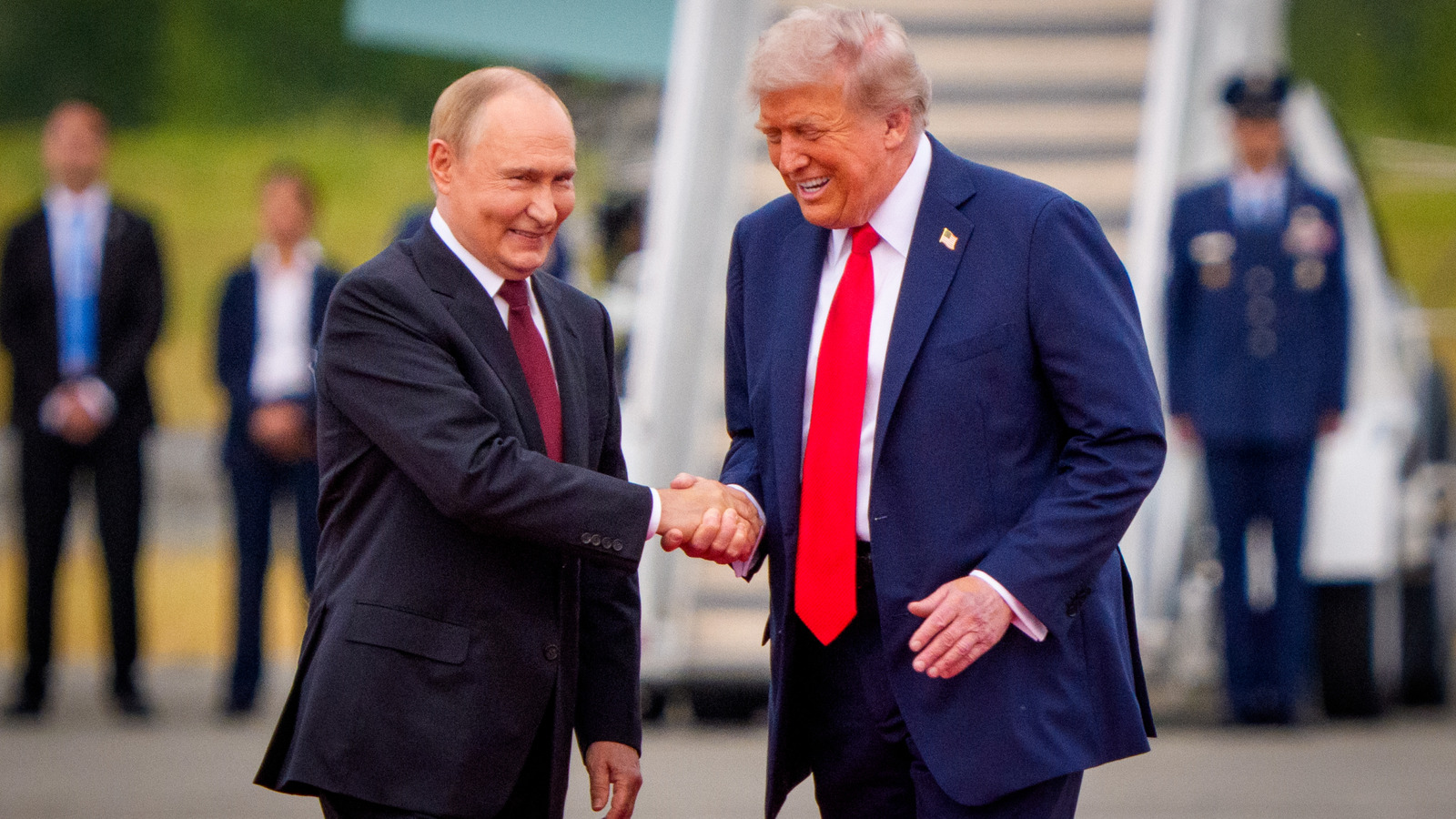 プーチンのトランプの奇妙なプレゼントは、彼の贈り物を与えるスキルが彼の楕円形のオフィスの装飾と同じくらい悪いことを証明しています