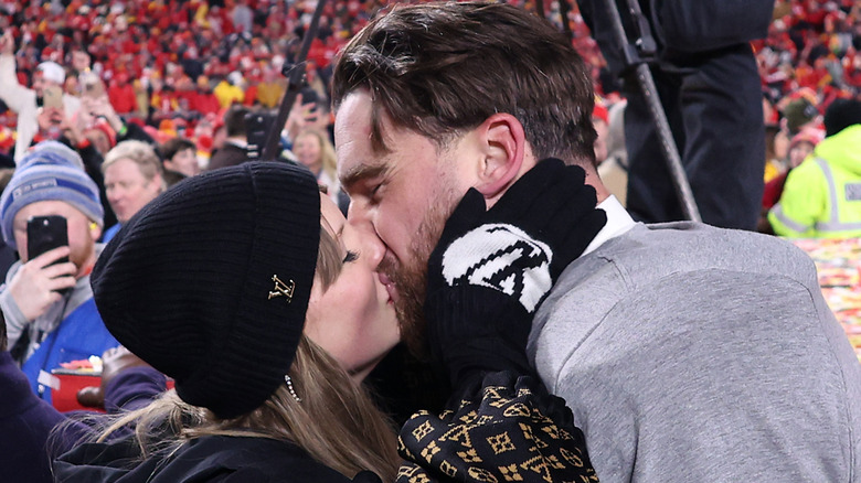 Taylor Swift kisses Travis Kelce at game