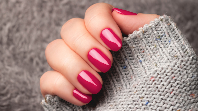 magenta manicure 