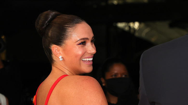 Meghan Markle posing 