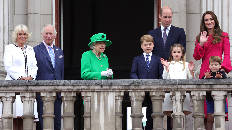 Camilia, Prince Charles, Queen Elizabeth, Prince George, Prince William, Princess Charlotte, Kate, Prince Louis smiling and waving from royal balcony