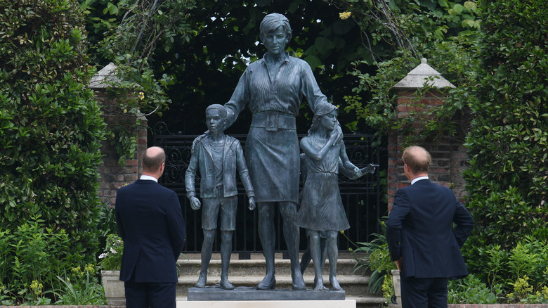 Prince Harry, Prince William, Princess Diana statue