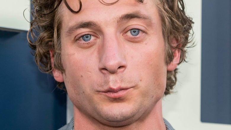 Jeremy Allen White posing at event 