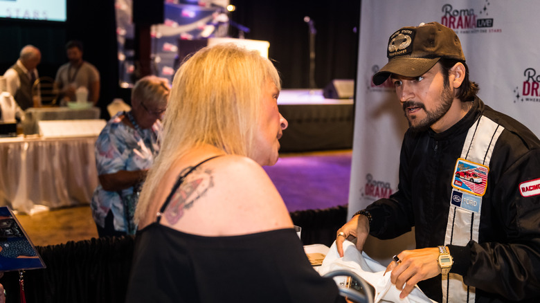 Tyler Hynes chatting with a fan during RomaDrama convention