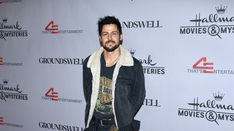 Tyler Hynes posing on a red carpet