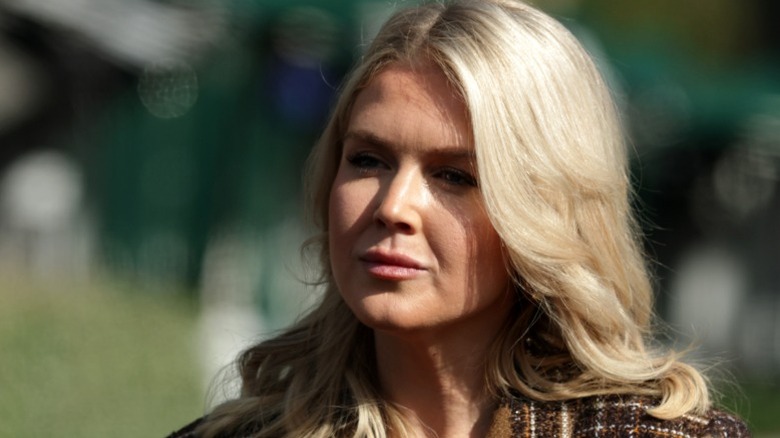 Karoline Leavitt speaks to members of the press outside the West Wing of the White House (2025)