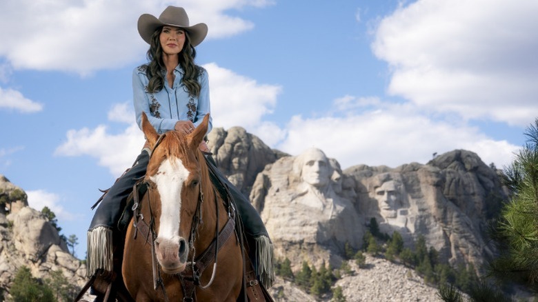 Kristi Noem rides a horse while filming an ad at Mount Rushmore National Memorial (2025)