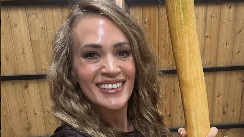 Carrie Underwood posing