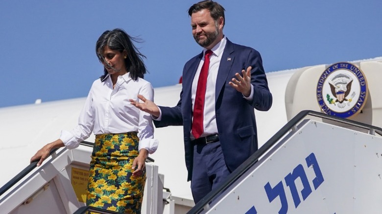 Usha Vance and JD Vance disembark Air Force Two in Tel Aviv, Israel (2025)