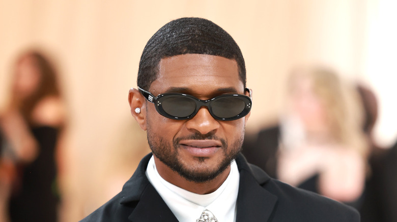 Usher posing at the Met Gala
