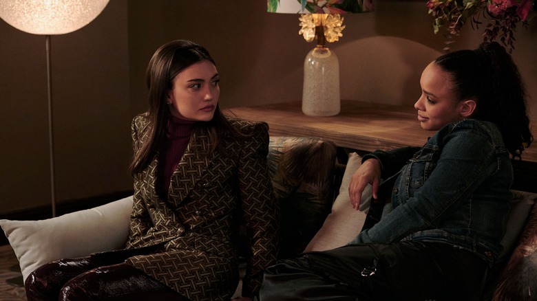 Rose and Lissa talking on couch in Vampire Academy