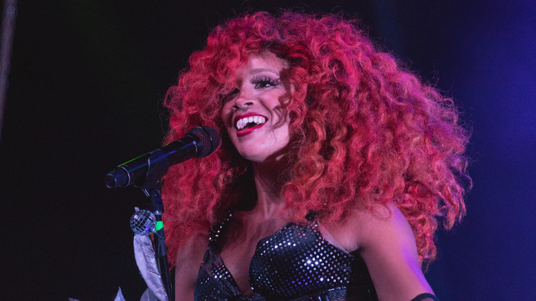 Jillian Hervey performing