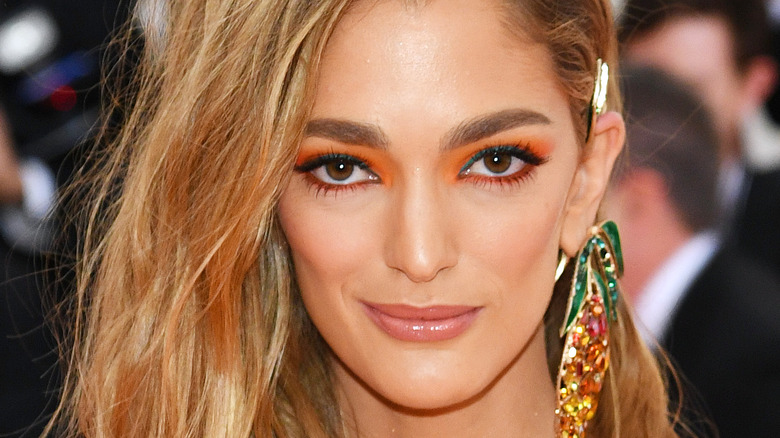 Sofia Sanchez Barrenechea wearing orange eye makeup at the Met Gala in 2019